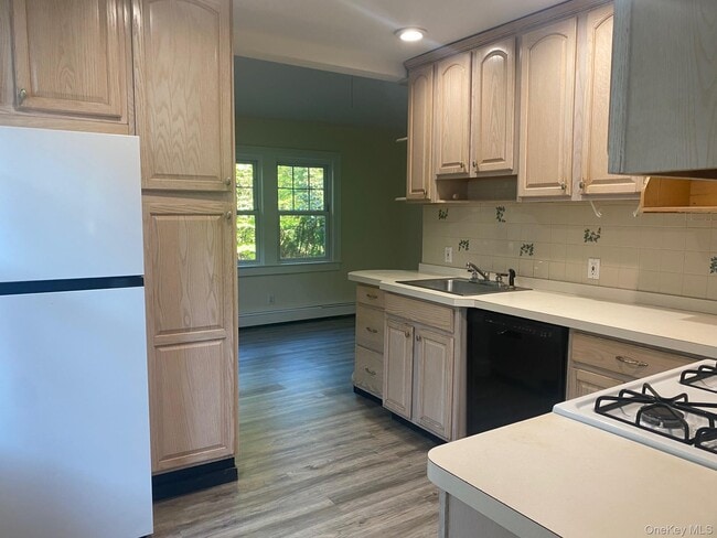 Building Photo - 46 Hemlock Ave