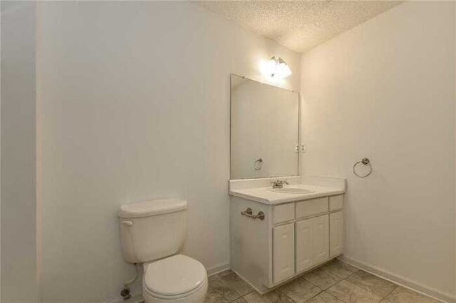 Building Photo - Fantastic 3bd/2ba home! Coming soon!