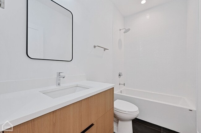 Building Photo - 3322 N Halsted St