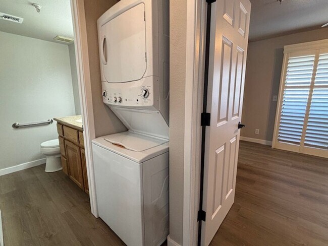 Building Photo - 1 Bedroom - 1.5 Bath Condo