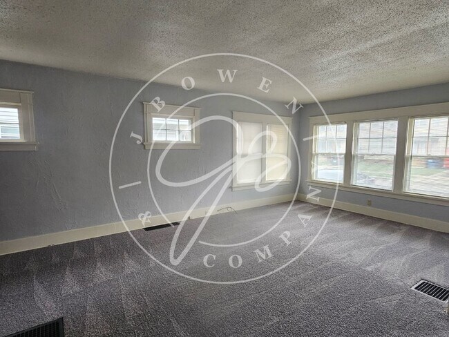 Building Photo - Charming 2 Bed, 1 Bath lower duplex in Toledo, OH - Don't Miss Out!