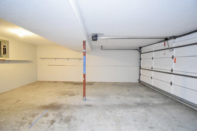 Building Photo - 647 Regent Rd