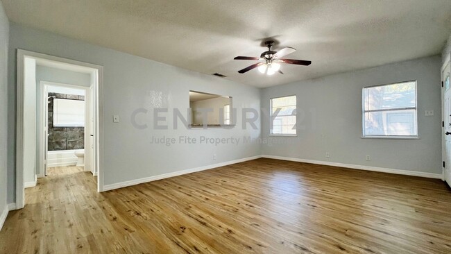 Building Photo - Cozy 1-Story 2/1 Duplex In Castleberry ISD...