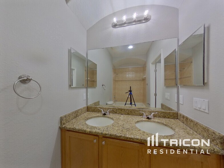 Building Photo - 606 Marigold Rd