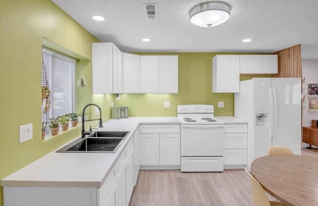Building Photo - Beautiful 3 Bedroom Home in Quiet Newton Ks
