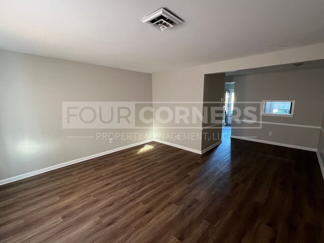 Building Photo - Lovely 2 Bedroom 1.5 Apartment
