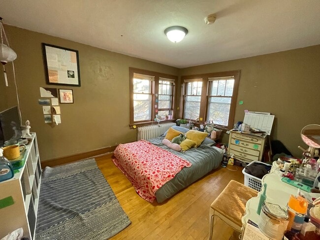 Building Photo - AVAILABLE JUNE - Spacious 6 Bed 1.5 Bath Home near Campus