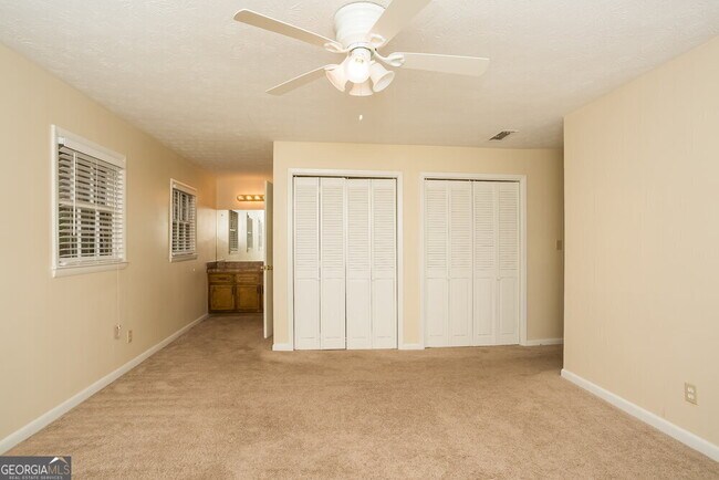 Building Photo - 2115 Pine Knoll Cir NE