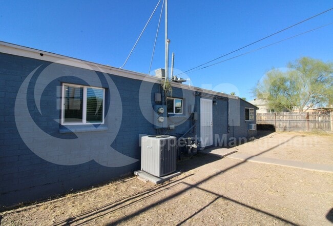 Building Photo - 2404 E Cameron Vista