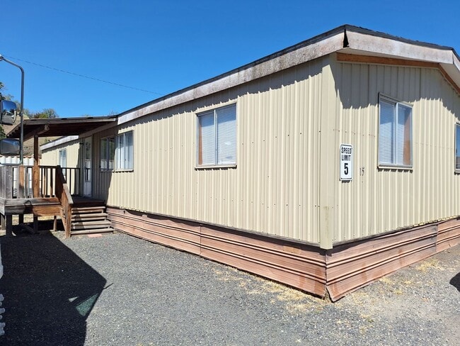 Building Photo - 4 bed 2 bath