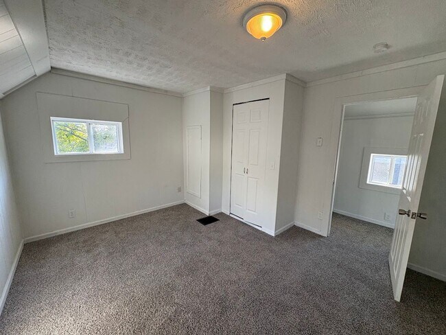 Building Photo - Three bedroom one bathroom home for rent