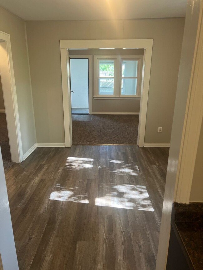 Building Photo - 1207 E Columbus Dr