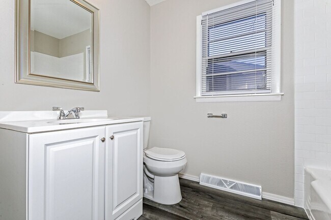 Building Photo - Very Large 3 Bedroom Home, All One Level!