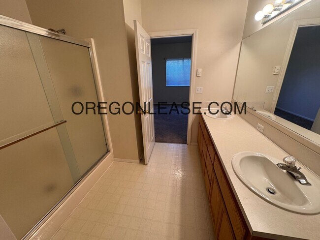 Building Photo - 3 bedroom North Eugene home with full size...