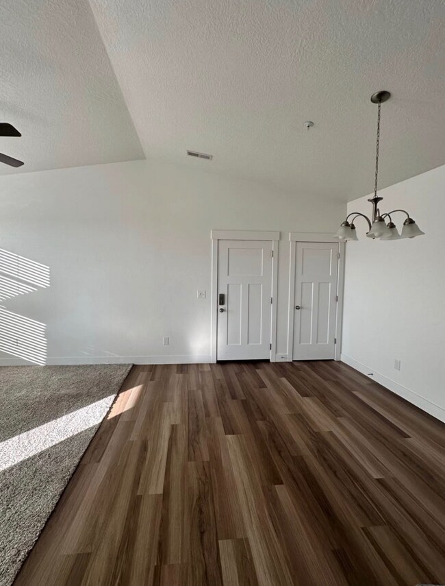 Building Photo - ? For Rent: Beautiful 3-Bedroom, 2-Bathroo...