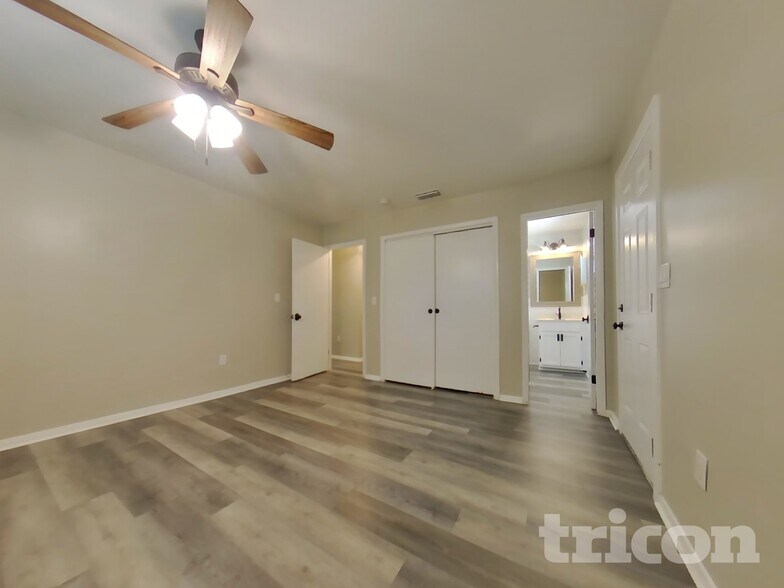 Building Photo - 243 E Bay Ave