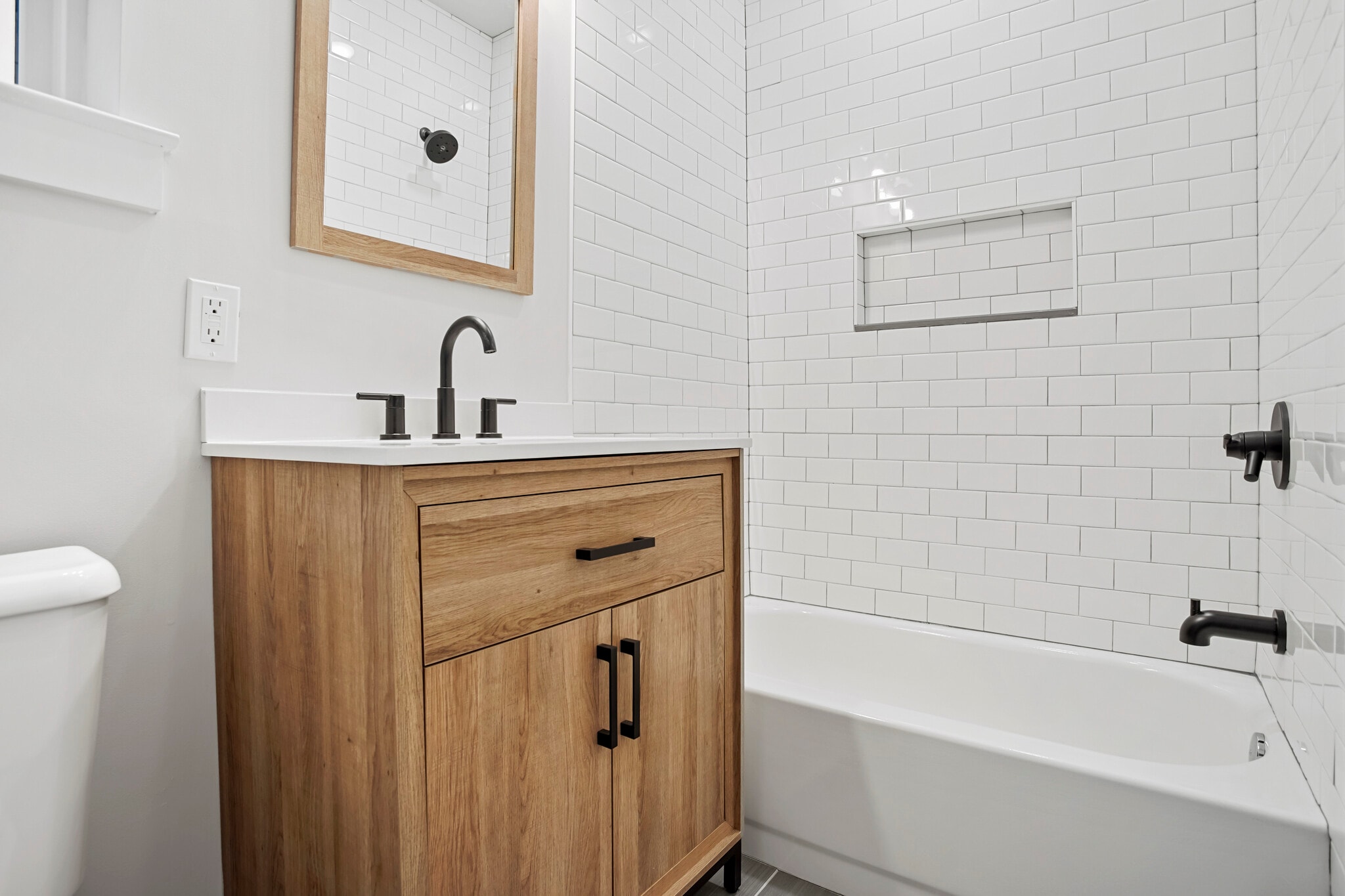 hall bath with tub - 1213 N 29th St