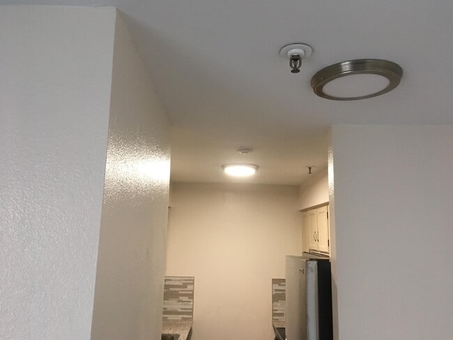 Building Photo - 2601 W Broadway Blvd