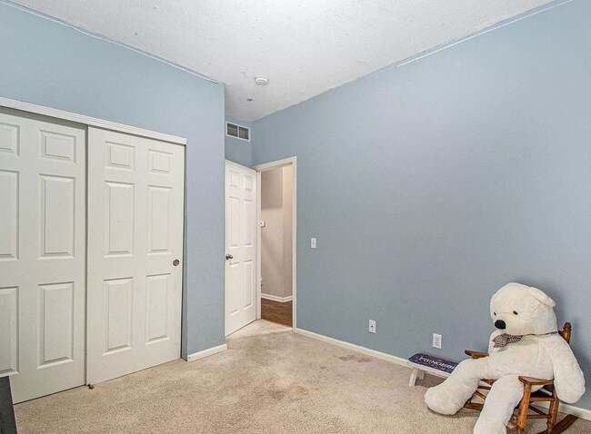 Building Photo - Spacious 4 Bedroom With Modern Comforts & ...