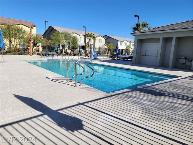 Building Photo - 3-BEDROOM TOWNHOME IN GATED NORTH LAS VEGA...