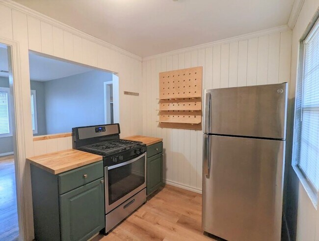 Building Photo - 2 Bed 1 Bath Plus Bonus Living/Office Cottage Style Home-The Village NW OKC