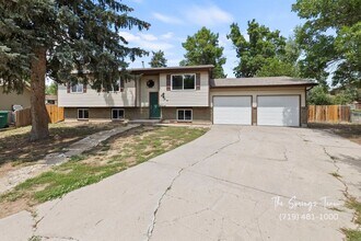 Building Photo - Updated Split-Level Gem | 5BD, 3BA | Large...