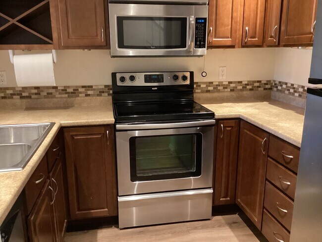Building Photo - Comfort, Convenience & Charm in the Heart ...