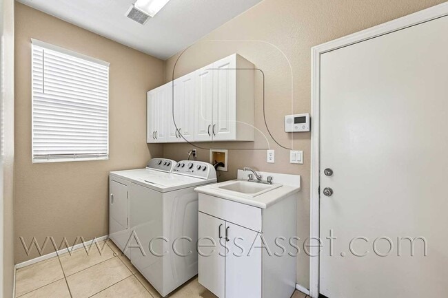 Building Photo - Charming 3 Bed/2 Bath Home In A Desirable ...
