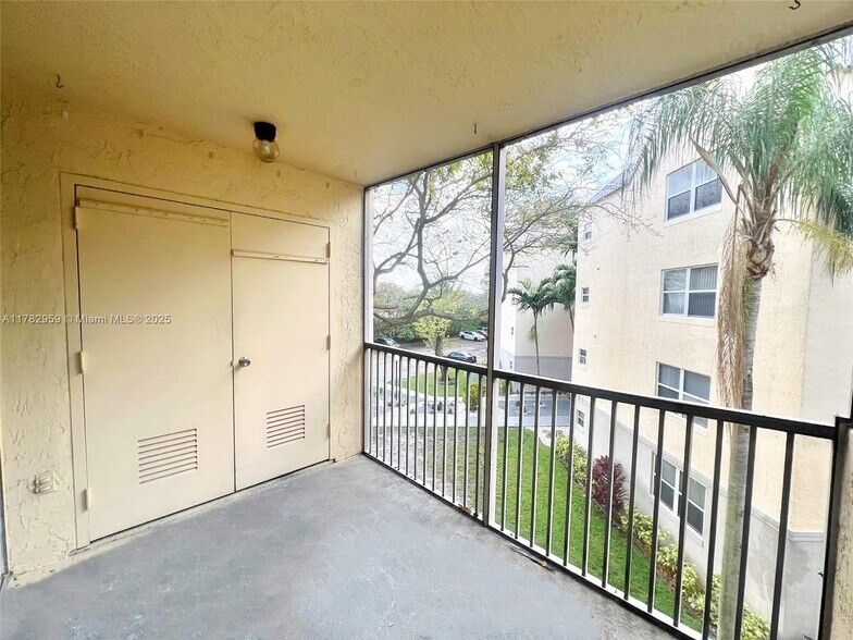 Building Photo - 8353 Lake Dr