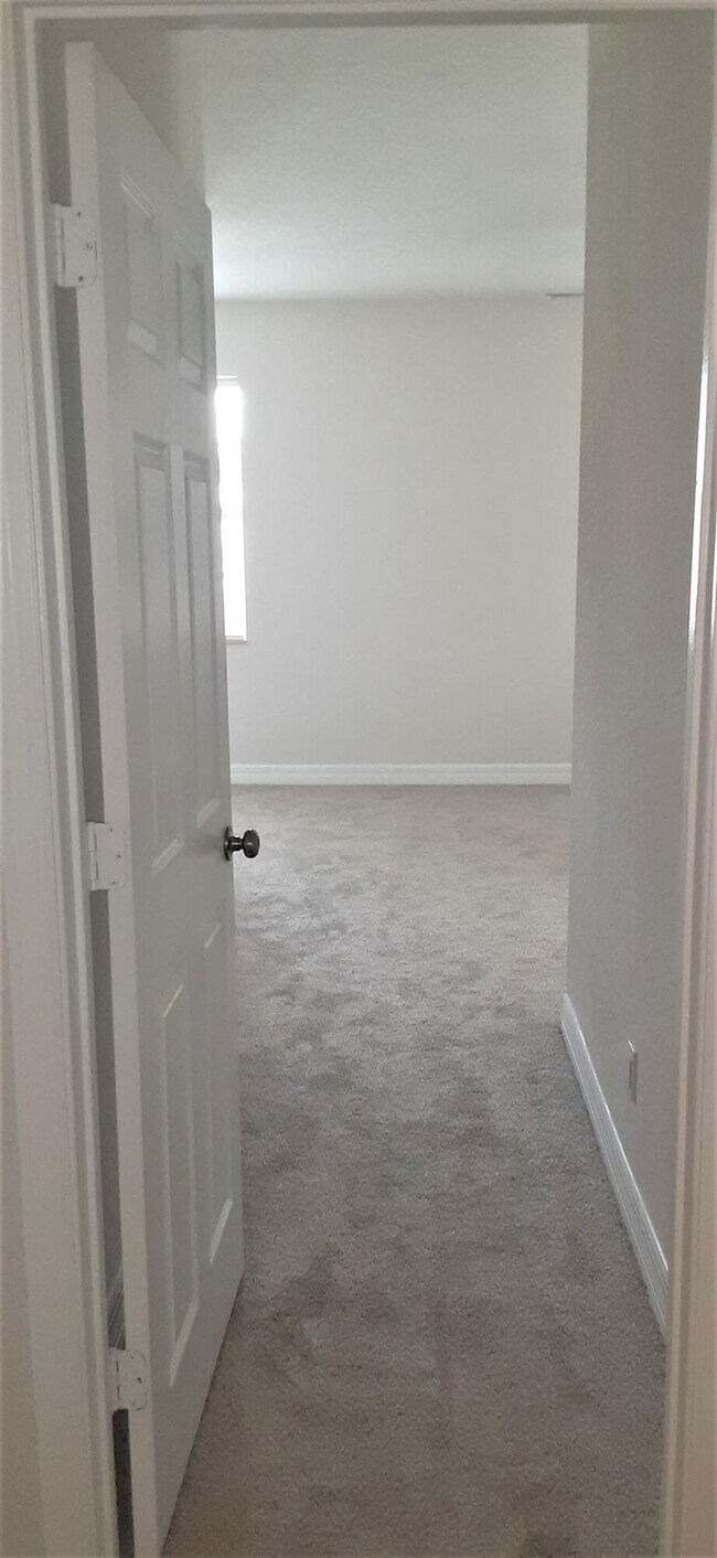 Building Photo - 909 NW 18th Ave