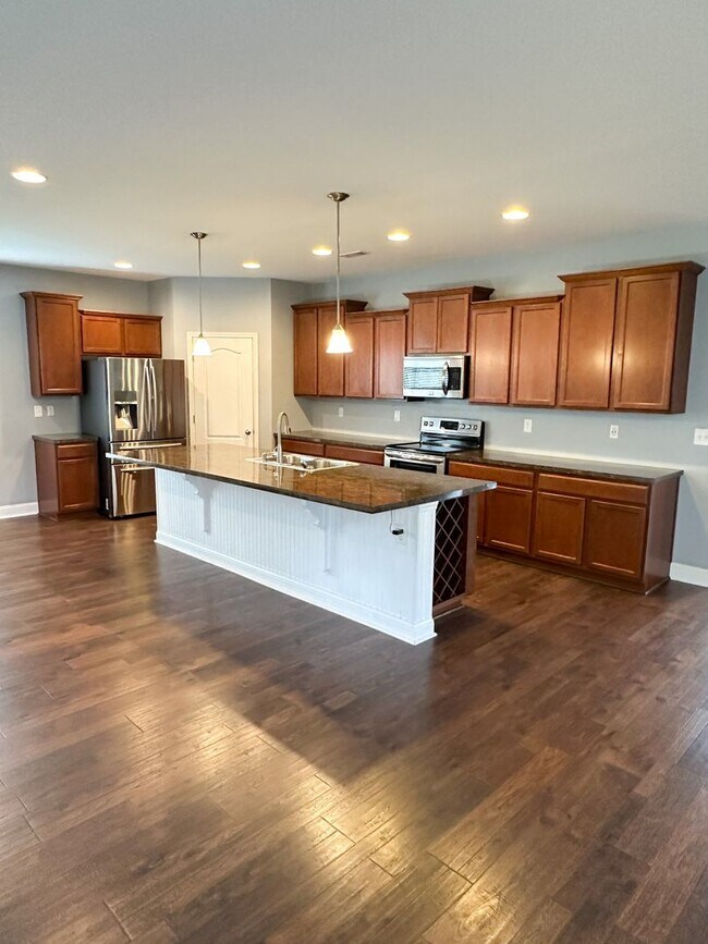 Building Photo - Stunning 5 bedroom 3.5 bath home in the highly desirable Rocky Hill area