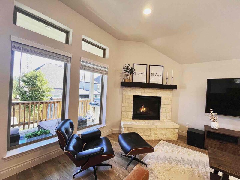 Building Photo - 2126 Thayer Cv