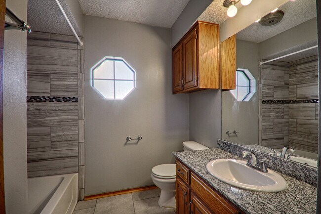 Building Photo - Beautiful house in Yukon 3 bed and 2 bath