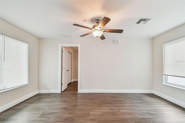 Building Photo - 650 E Tarpon Ave