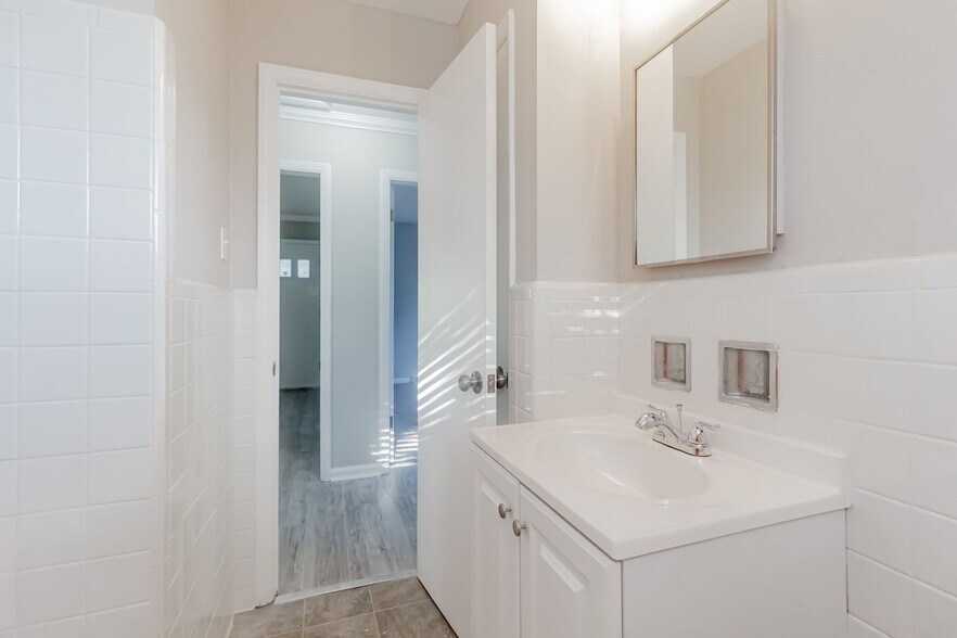 Building Photo - 609 Marguerite Dr NW