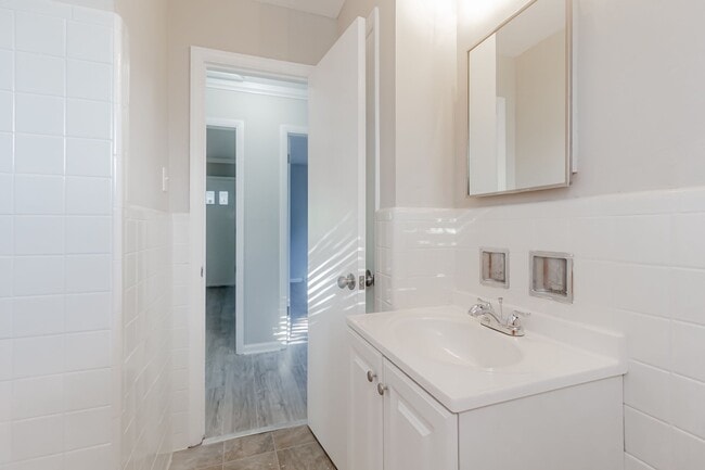 Building Photo - 609 Marguerite Dr NW