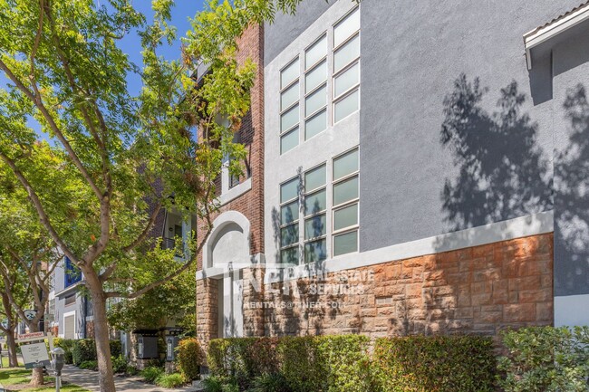 Building Photo - Industrial Loft in Fabulous Downtown Neigh...