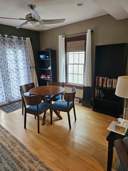 Dinning table - 521 Memphis Ave