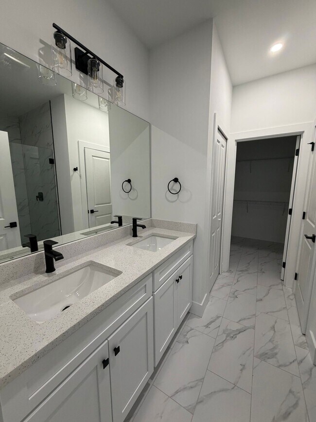 Building Photo - 4224 NE 22nd Pl