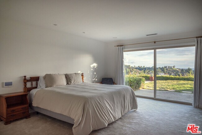 Building Photo - 2701 Lake Hollywood Dr