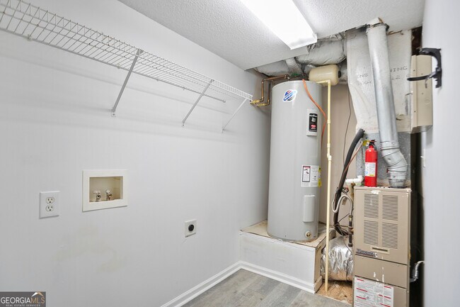 Building Photo - 6712 Lakewood Dr