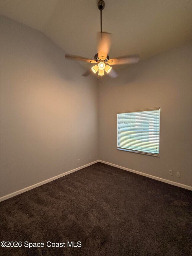 Building Photo - 633 NW Whitfield Way