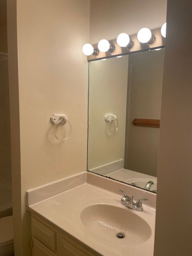Building Photo - Three Bedroom, one-and-a-half-bathroom Townhome in NW Rochester MN