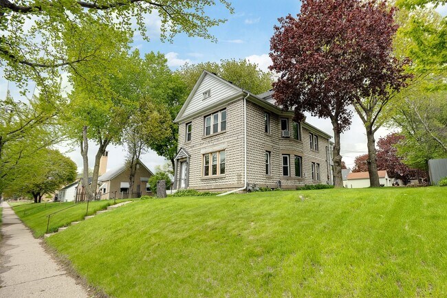 Building Photo - 1360 Dale St N