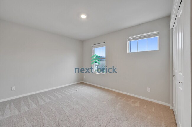 Building Photo - Modern 4-Bedroom Home in Rainier Ridge