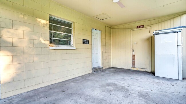 Building Photo - Renovated 3-Bed Furnished Home with Large ...