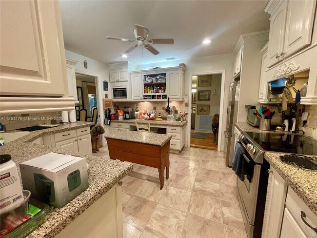 Building Photo - 1013 E Cypress Dr
