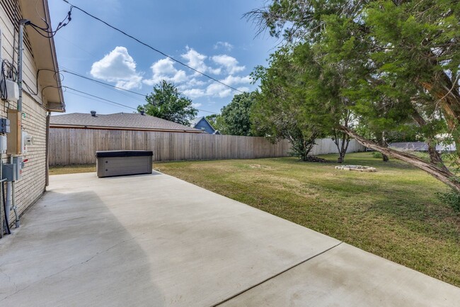Building Photo - 3 Bedroom 2 Bath Home with Massive Fenced ...