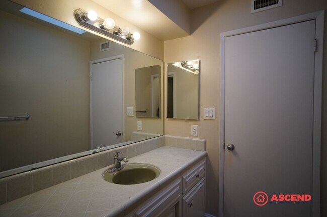 Building Photo - Phenomenal Home Located In Gated Community!