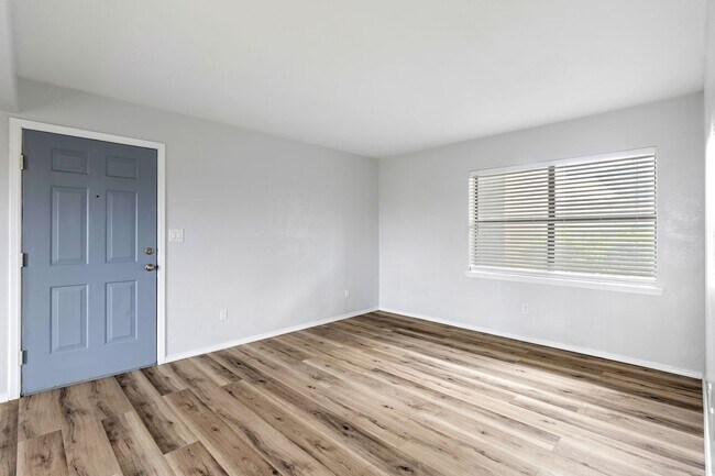 Building Photo - Beautifully Updated 1Bed / 1Bath Apartment Home